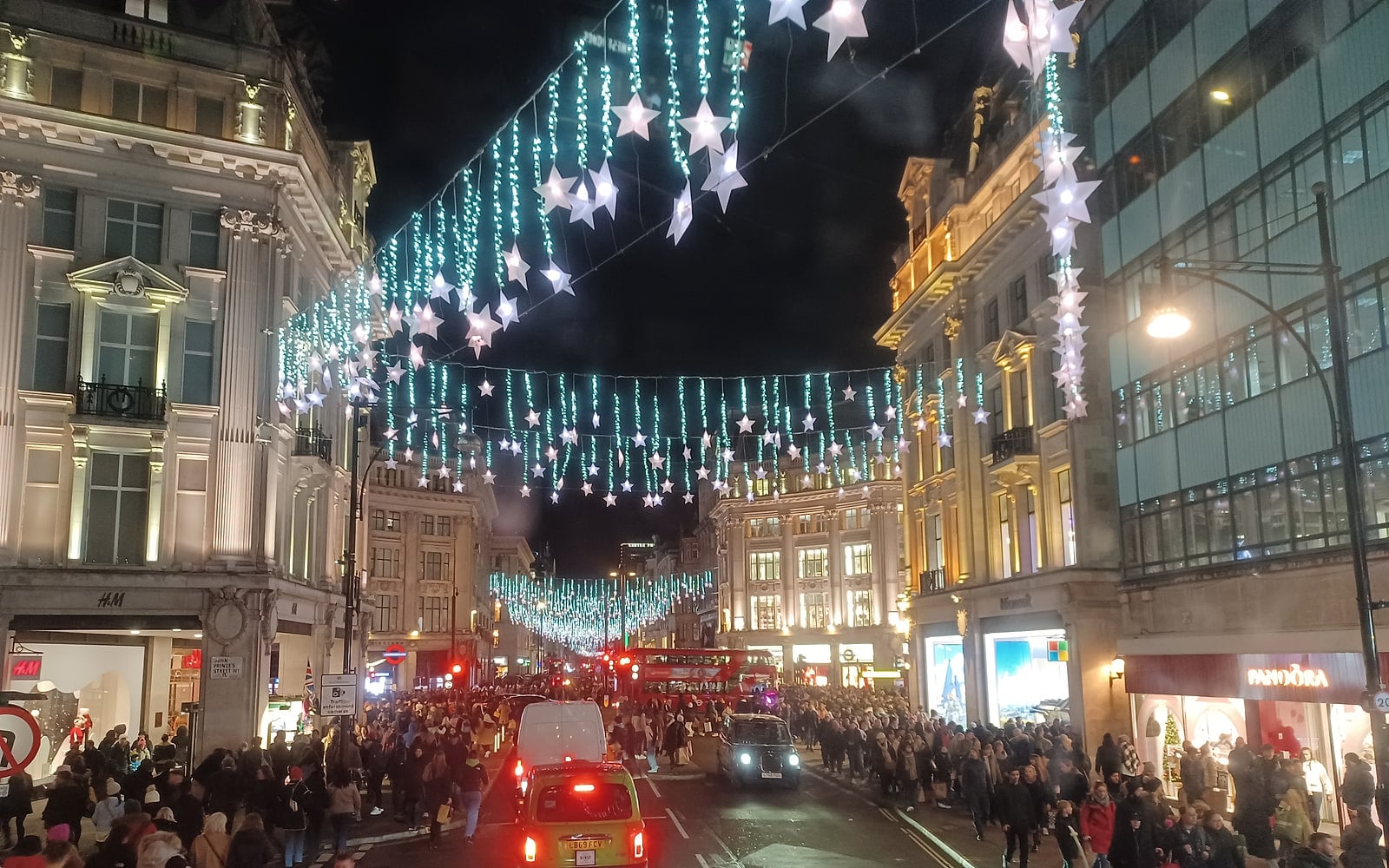 Vianočné osvetlenie nad Oxford Circus