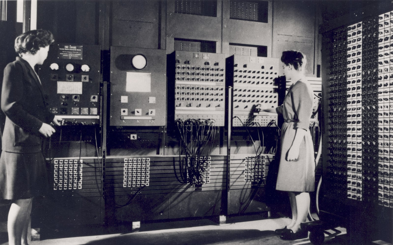 Programátorky Betty Jennings a Frances Bilas pri počítači ENIAC, 1946